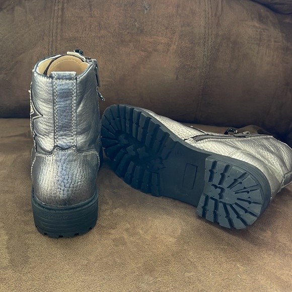 Girls boots. Size 2. NWOT - Picture 3 of 3